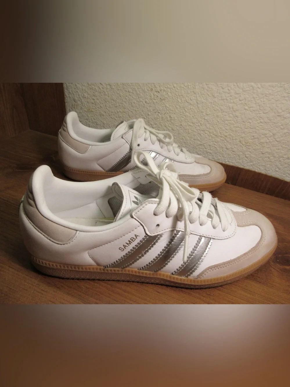 adidas White & Silver Samba Leather Sneakers size 9